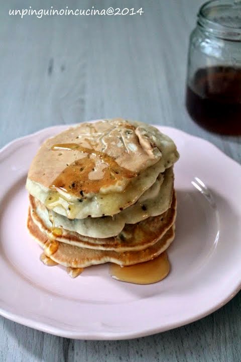 Pancake leggeri (senza uovo e senza latte) con pere e uvetta