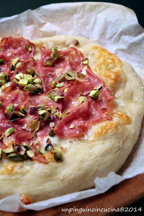 Pizza con mortadella, provola e pistacchi | Un Pinguino in cucina