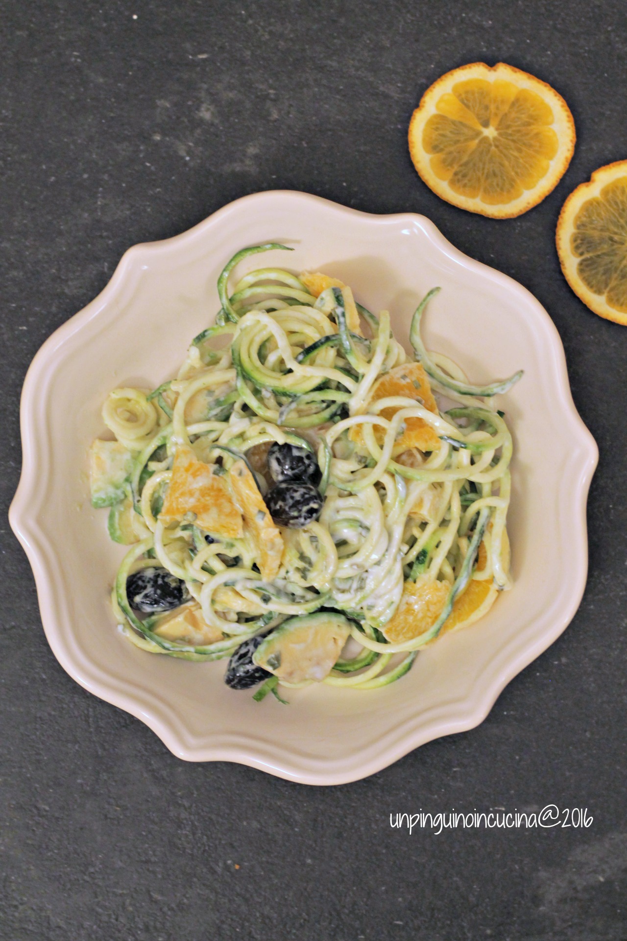 zucchini-noodles-yogurt-arancia-avocado-e-olive