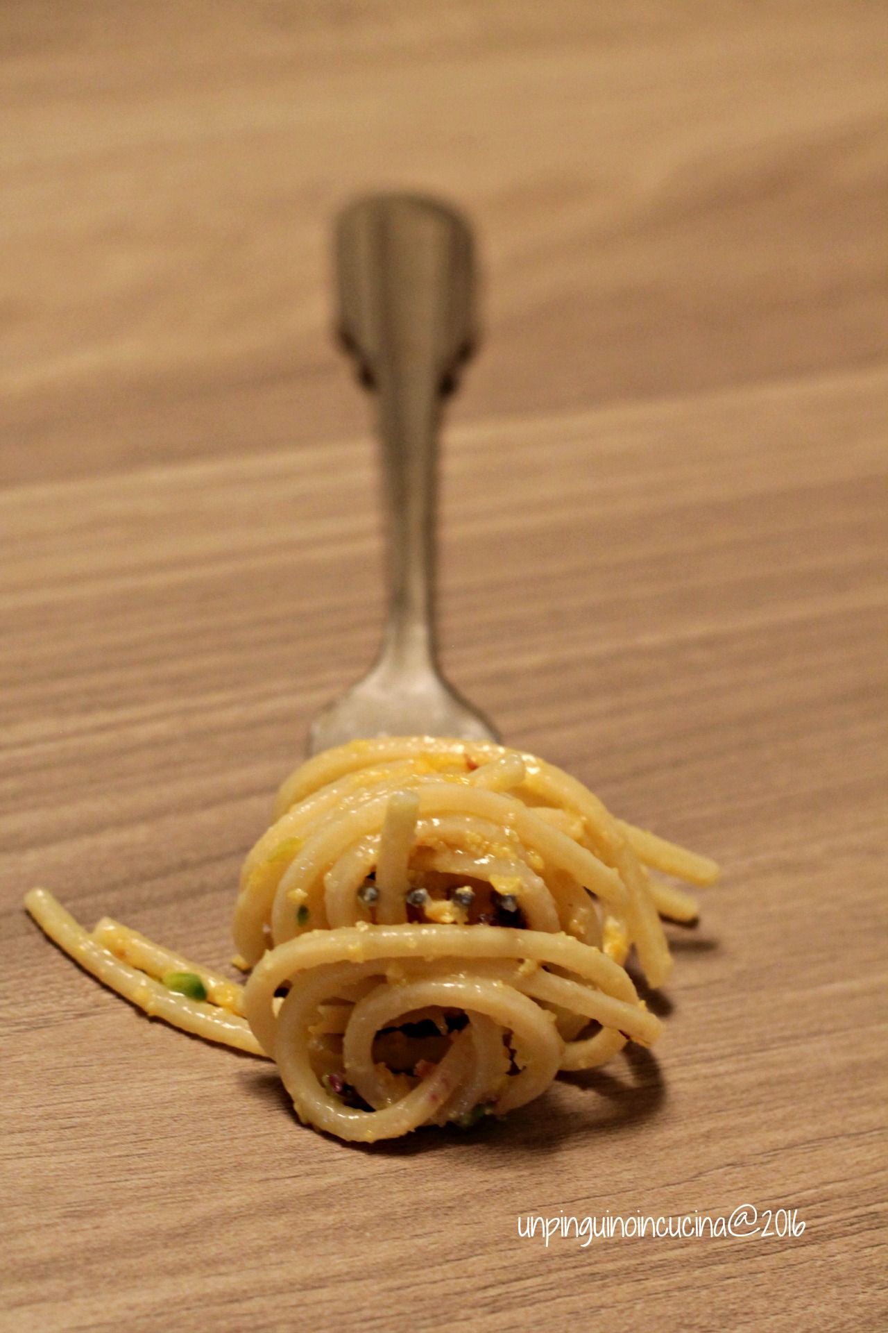 spaghetti-alla-chitarra-con-bottarga-lime-e-pistacchi