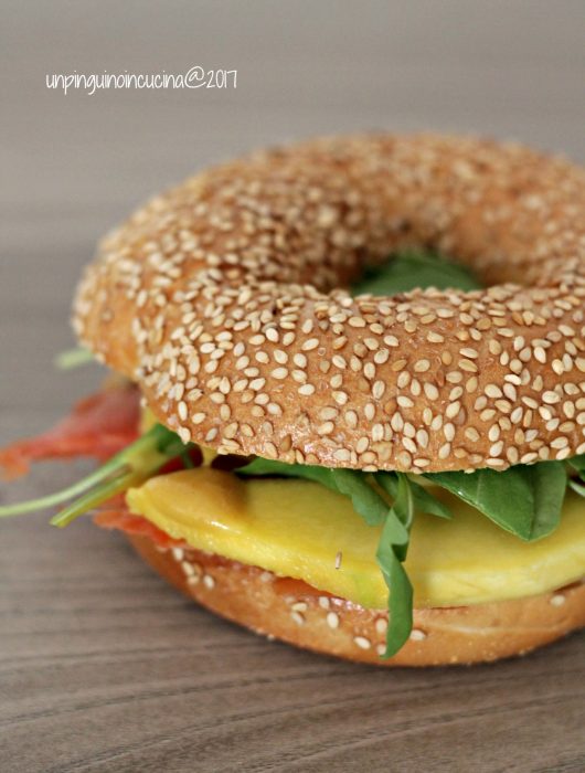 bagel-salmone-mango-e-rucola-con-senape-al-miele