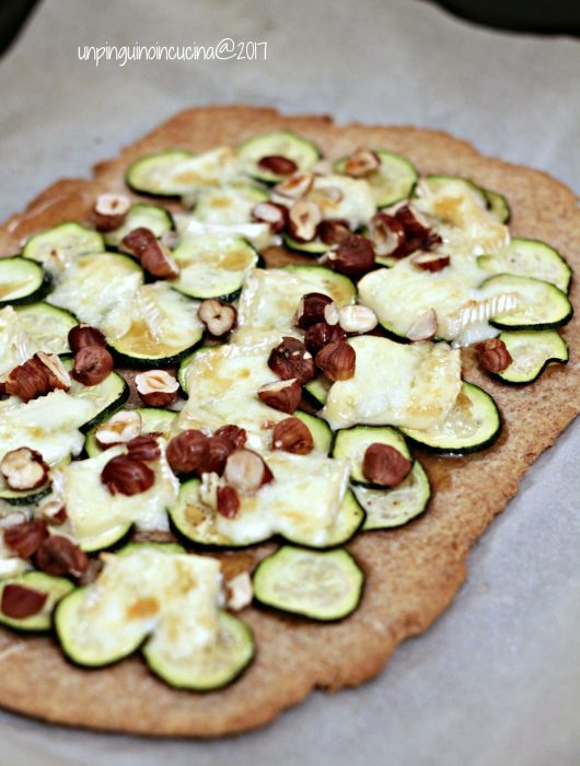 schiacciata-rustica-con-zucchine-brie-e-nocciole