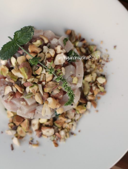 tartare-di-spada-con-nocciole-mandorle-pistacchi-e-menta