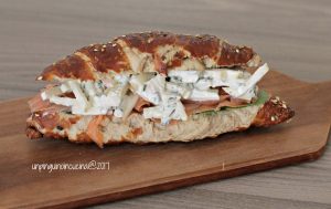 brioche-salata-salmone-coleslaw