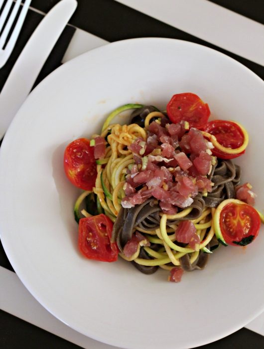 linguine-zoodles-con-tartare-di-tonno-e-pomodorini-caramellati