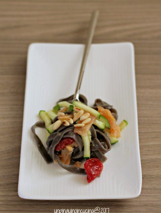 tagliatelle-nere-con-salmone-zucchine-al-lime-e-pinoli