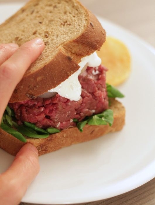 tartare-burger-di-cavallo-con-stracciatella-e-cipolline-agrodolci