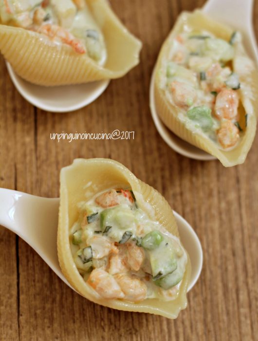 conchiglioni-freddi-ripieni-di-tzatziki-con-gamberi-e-avocado