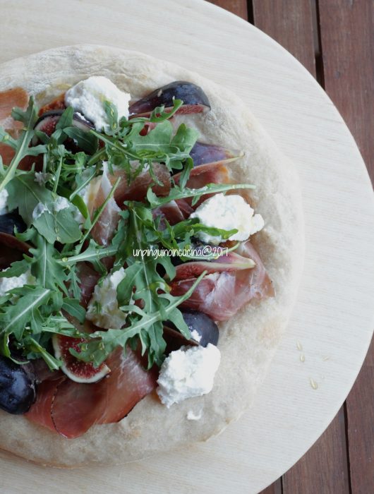 pizza-caprino-speck-fichi-rucola-e-miele-di-castagno