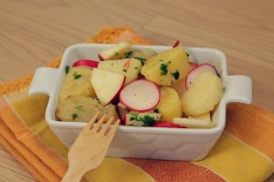 insalata-di-patate-mela-e-ravanelli