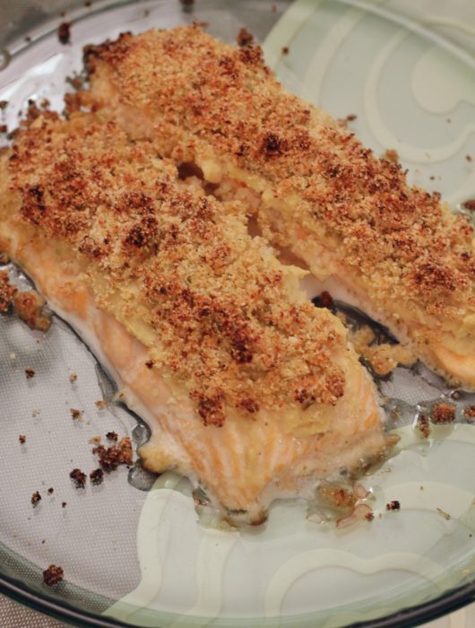 salmone-in-crosta-di-hummus