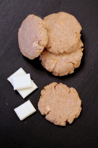 biscotti-al-burro-salato-e-cioccolato-bianco