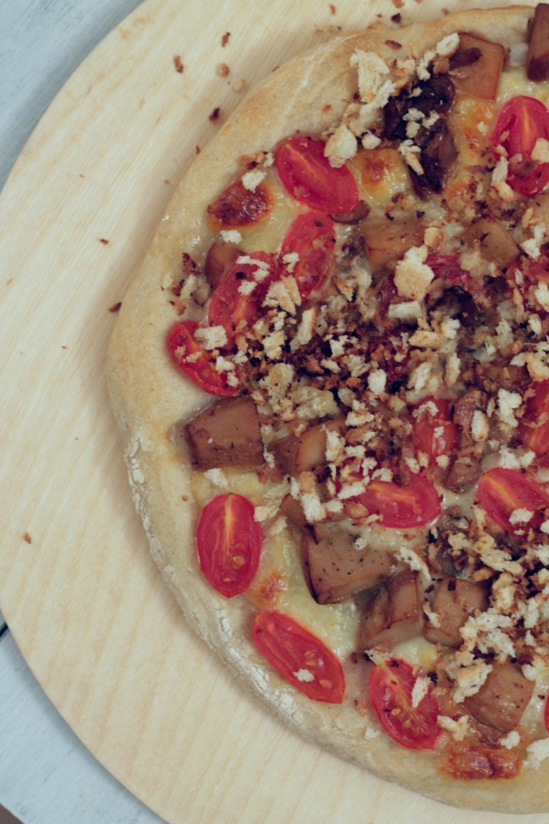 Pizza porcini, pomodorini e briciole al tartufo Un Pinguino in cucina