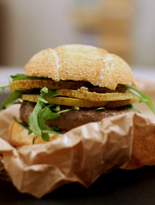 burger-di-maiale-con-pere-e-gorgonzola