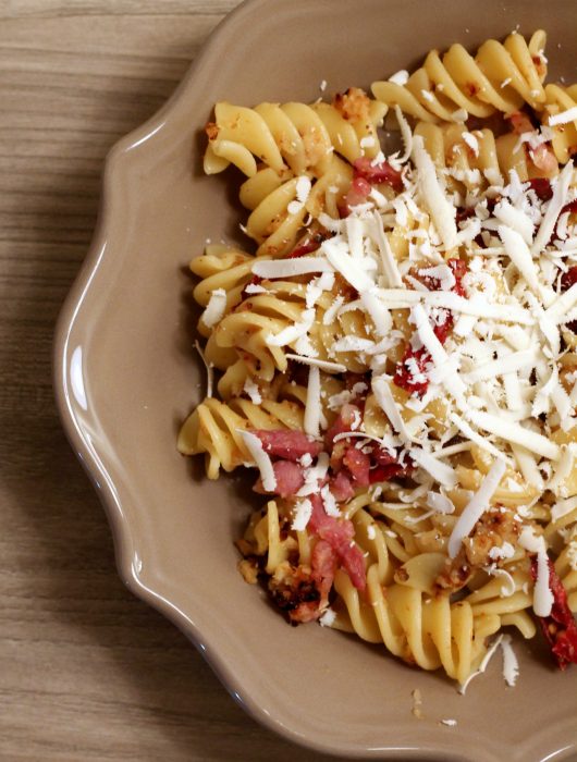 fusilloni-pancetta-mollica-fritta-e-peperoni-cruschi