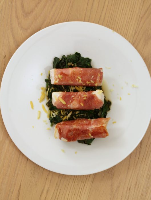 merluzzo-al-prosciutto-con-spinaci-al-limone-e-capperi