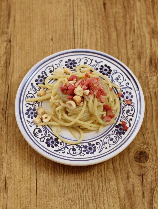 spaghetti-pesto-di-topinambur-speck-e-nocciole