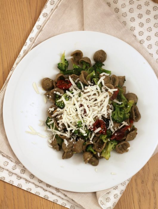 orecchiette-broccoli-e-pomodori-secchi