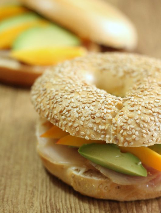 bagel-spada-affumicato-mango-e-avocado