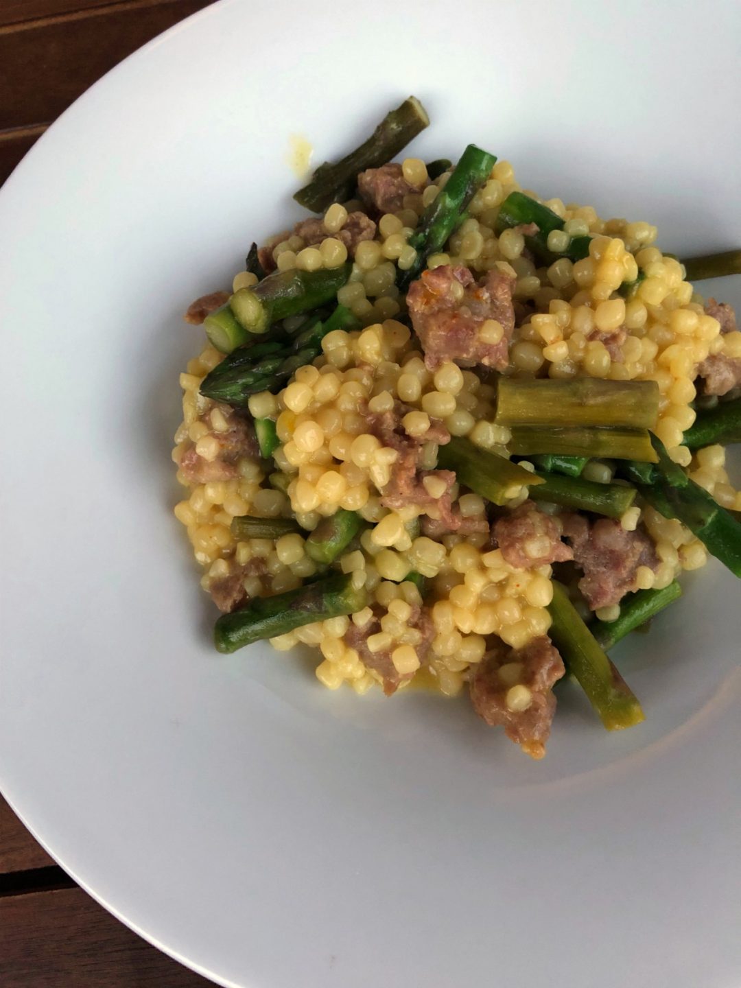 Fregola con salsiccia, asparagi e zafferano Un Pinguino in cucina