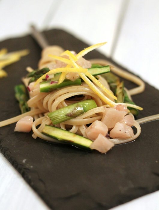 linguine-limone-e-pepe-con-asparagi-e-cernia-marinata