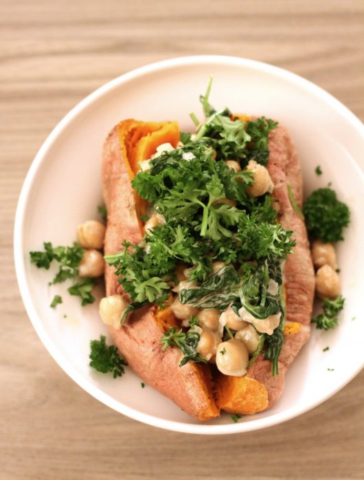 patata-americana-con-ceci-e-spinaci-al-cocco