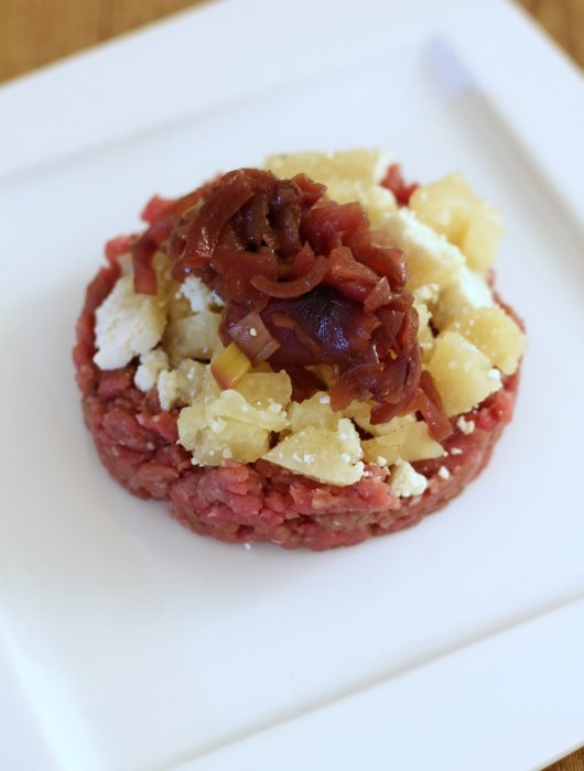 tartare-di-cavallo-con-formaggio-grigio-e-cipolle-rosse-caramellate