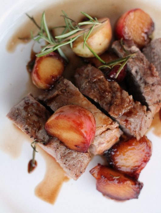 filetto-di-maiale-con-pesche-tabacchiere-e-rosmarino