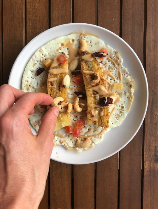 frittata-di-albumi-con-banana-caramellata-e-frutta-secca