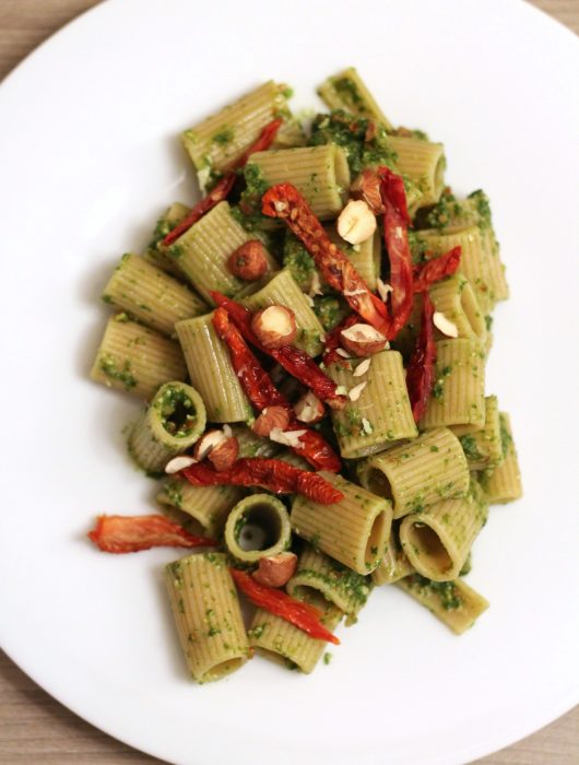 tortiglioni-pesto-di-ravanelli-pomodori-secchi-e-nocciole