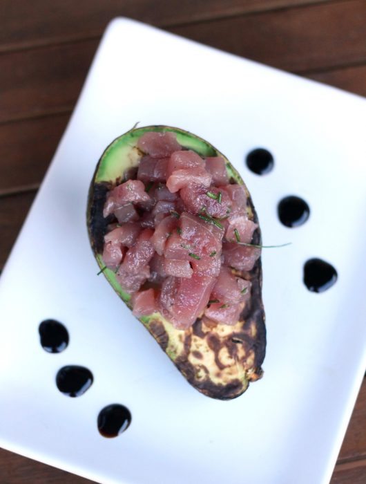 avocado-grigliato-ripieno-di-tartare-di-tonno