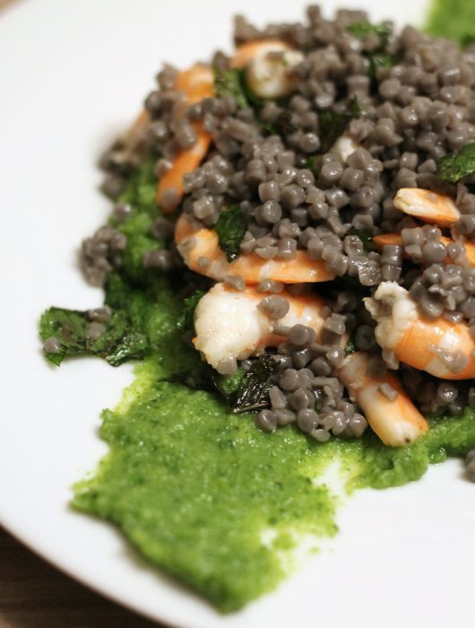 fregola-nero-di-seppia-gamberi-crema-di-piselli