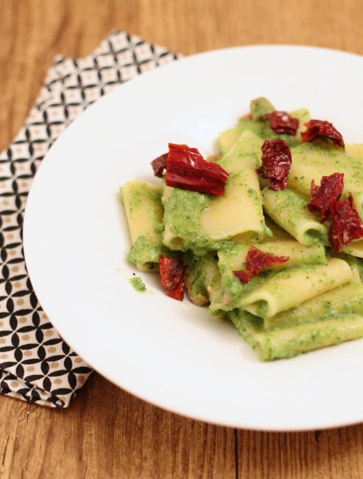 paccheri-pesto-di-zucchine-pancetta-e-peperoni-cruschi