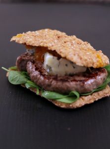 panino-rustico-burger-gorgonzola-piccante-e-mostarda-di-zucca-e-zenzero