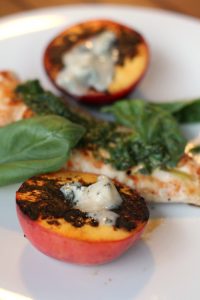 petto-di-pollo-con-pesche-grigliate-e-gorgonzola-piccante