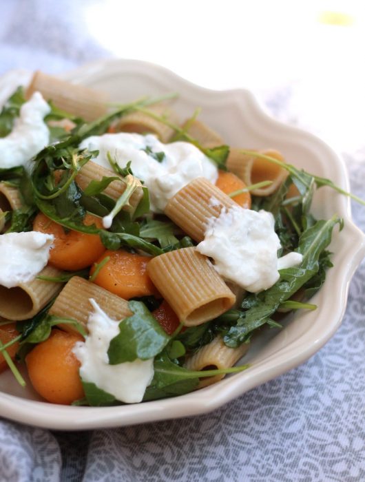insalata-di-pasta-integrale-con-melone-stracciatella-olive-e-rucola