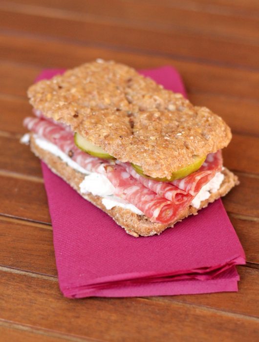 panino-rustico-con-ricotta-al-pepe-finocchiona-e-fichi