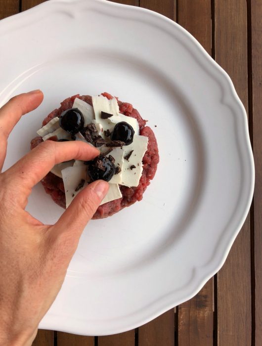 tartare-con-amarene-ricotta-salata-e-cioccolato-fondente