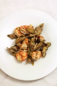 insalata-gamberi-carciofi-con-uvetta-e-pinoli-e-salsa-teriyaki