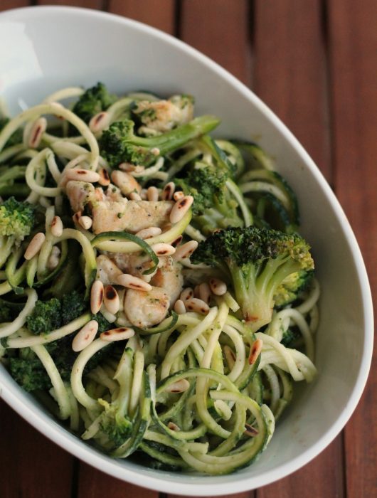 zoodles-pollo-broccoli-e-pinoli