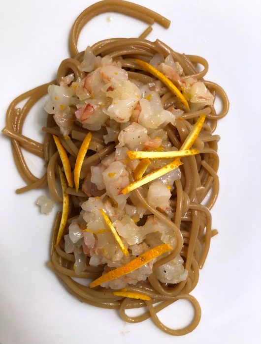 linguine-al-caffè-con-battuto-di-gamberi-e-arancia