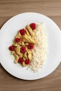pollo-al-curry-con-lamponi-e-riso-pilaf