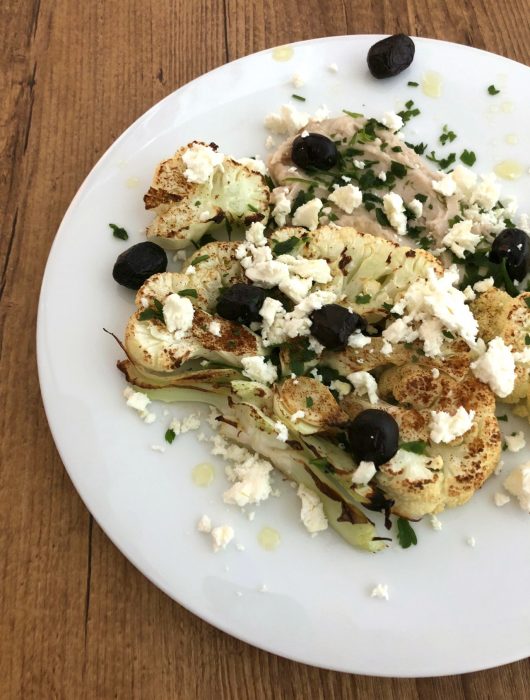 bistecca-di-cavolfiore-con-hummus-olive-e-feta