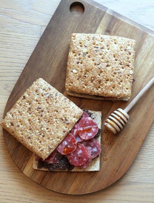 panino-rustico-con-crema-di-radicchio-strolghino-e-miele-di-castagno