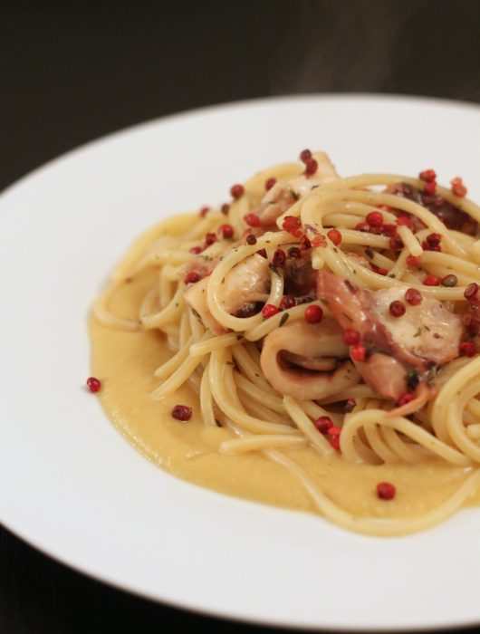 chitarre-al-polpo-su-crema-di-ceci