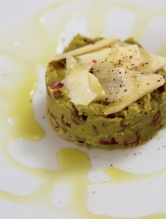 tartare-di-salame-con-crema-di-fave