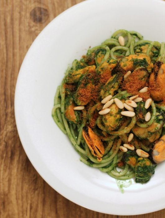 spaghettoni-pesto-di-cavolo-nero-cozze-e-bottarga