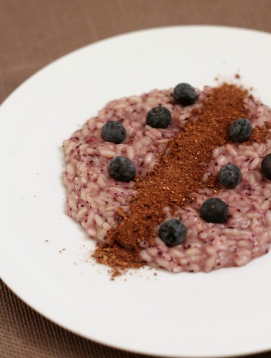 risotto-ai-mirtilli-con-polvere-di-porcini-e-cacao