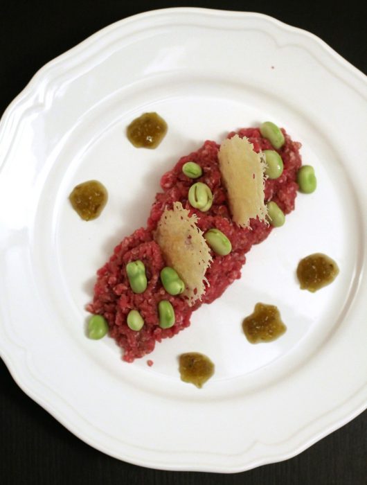 tartare-con-fave-pecorino-e-salsa-senapata-al-pomodoro-verde