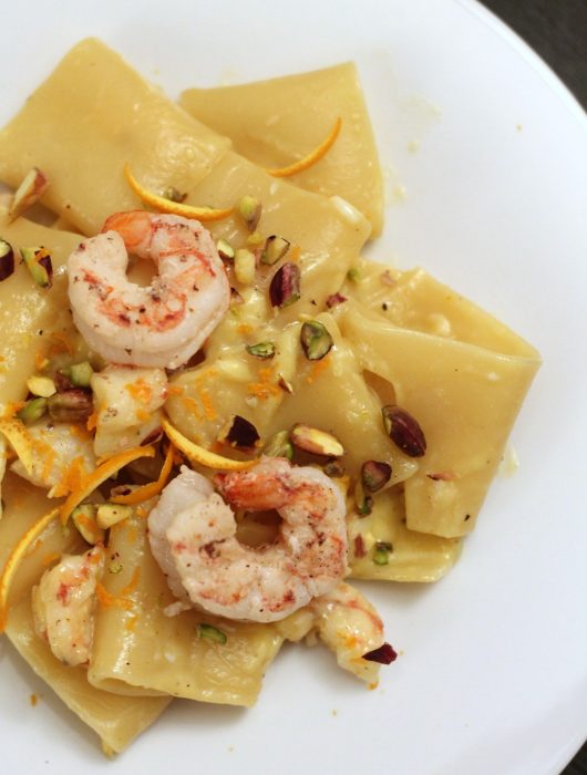 paccheri-alla-carbonara-di-gamberi-con-pistacchi-e-scorza-di-arancia